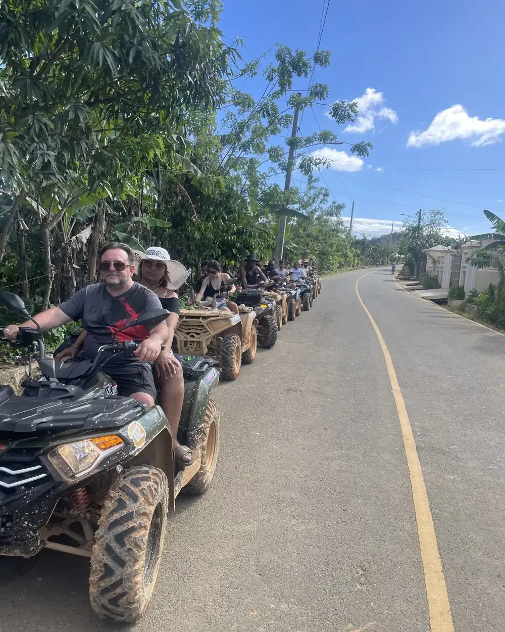 Paseo en four wheels por un camino de campo en República Dominicana