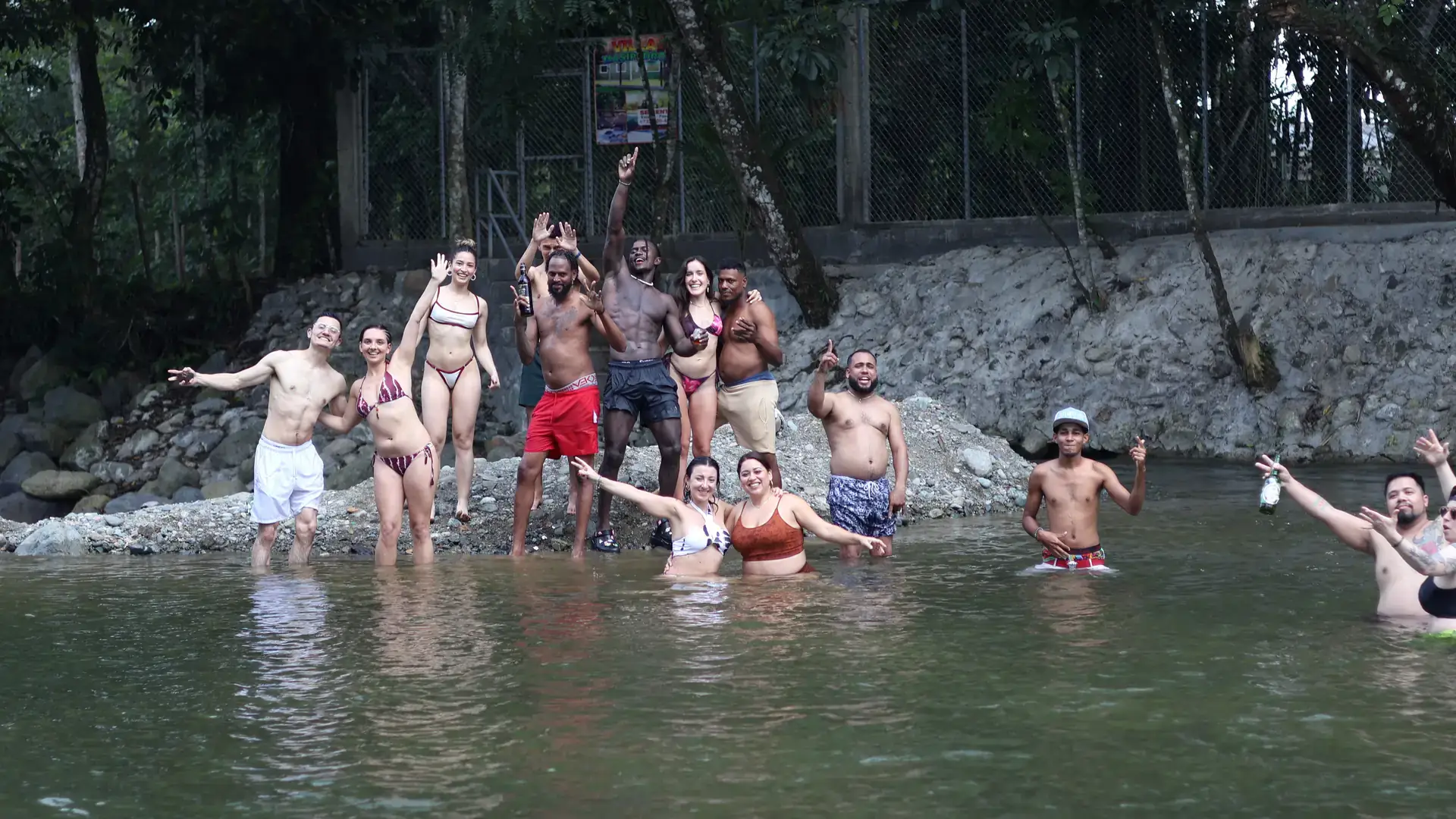 Grupo del tour dentro de un río en el campo dominicano