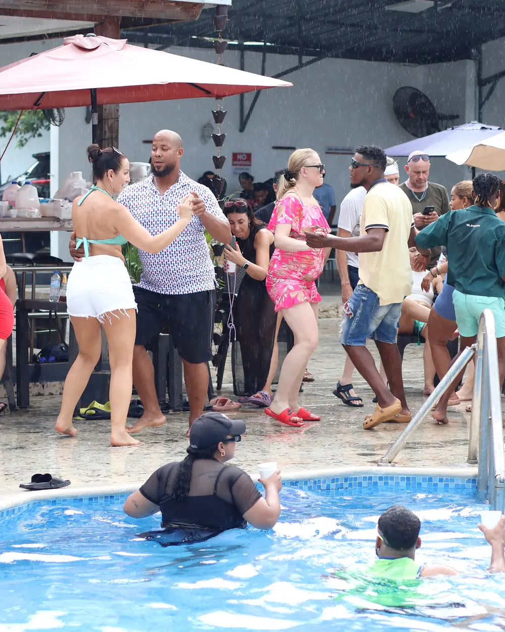 Parejas bailando en una fiesta de piscina en Bonao