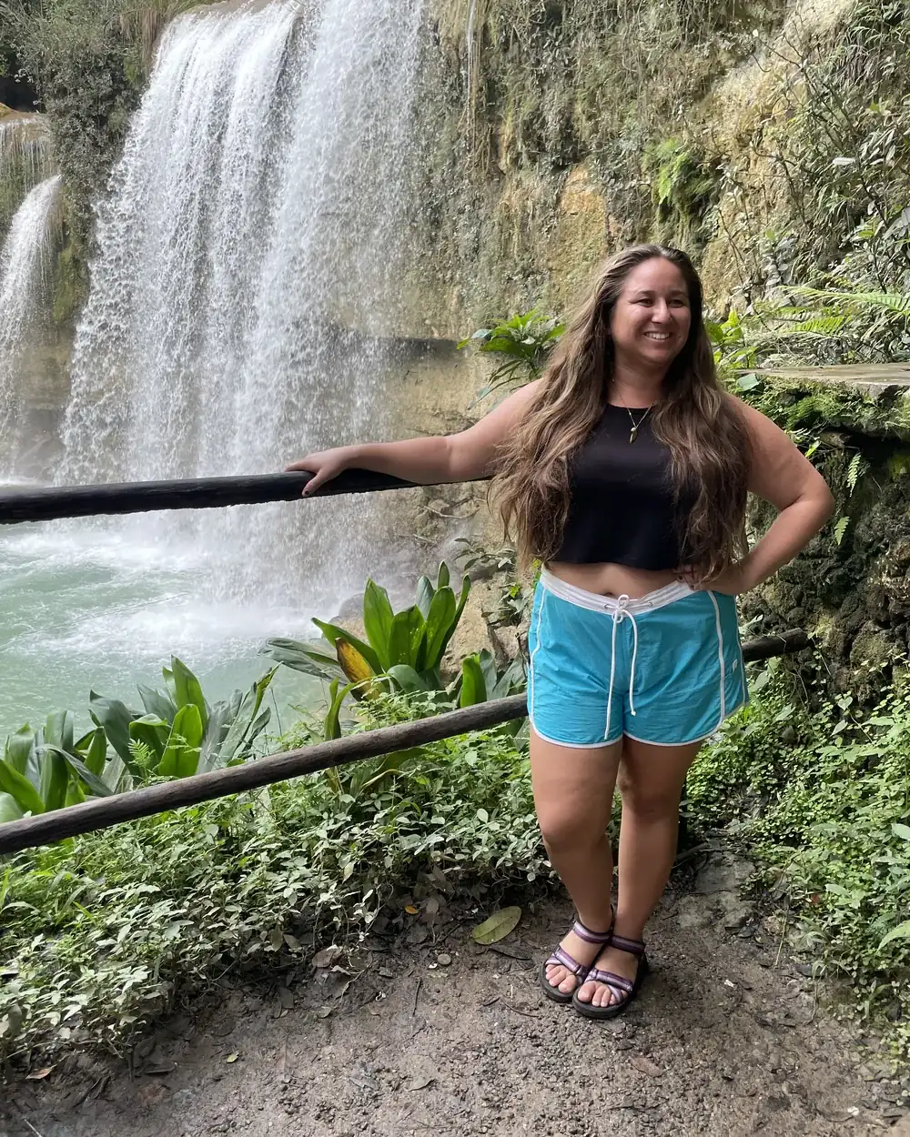 Cascada rodeada de selva en República Dominicana